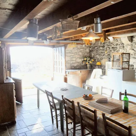Maison De Charme Dans Le Parc Des Volcans D'auvergne Avec Terrasse Holiday home *